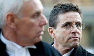 Hassan Diab(der) observa a su abogado durante una conferencia prensa.