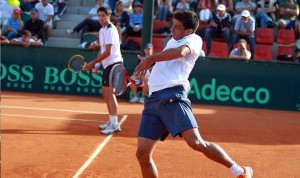 MONTEVIDEO (URUGUAY).- Los jugadores del equipo de tenis de Chile Paul Capdeville (i) y Jorge Aguilar (d) devuelven una bola a Marcel Felder y Ariel Behar de Uruguay durante la segunda jornada de Copa Davis en Montevideo.