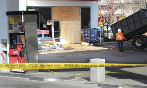 Prácticamente destruida quedo la caseta de la estación de gasolina luego que una mujer estrelló su carro contra el lugar.