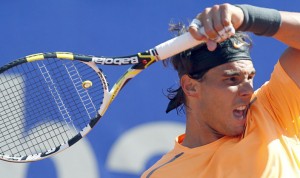 BARCELONA.- El tenista español Rafa Nadal golpea a la bola durante el partido que le ha enfrentado al tenista colombiano Robert Farah, a quien ha vencido este jueves 26 de abril, por 6-2 6-3, en la cuarta jornada del Trofeo Conde de Godó que se juega en las pistas del Real Club de Tenis Barcelona.