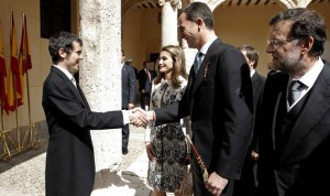 ALCALÁ DE HENARES, Madrid.- Los príncipes de Asturias y el presidente del Gobierno, Mariano Rajoy, saludan al nieto del poeta chileno Nicanor Parra, Cristóbal Ugarte (i), que recibió este lunes el PremioCervantes 2011, en nombre de su abuelo, que no ha podido desplazarse debido a su avanzada edad, durante una ceremonia celebrada en el paraninfo de la Universidad de Alcalá de Henares.