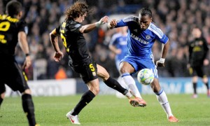 LONDRES (R. UNIDO).- El jugador del Barcelona, Carles Puyol (i), disputa el balón con Didier Drogba (d), del Chelsea este miércoles, durante el juego de ida de la semifinal de la Liga de Campeones, que se disputó en el Stamford Bridge de Londres (R.Unido).