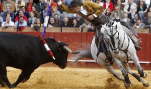 SEVILLA.- El rejoneador , Diego Ventura pone banderillas a su segundo toro, de la ganadería de de San Mateo , en la cuarta de abono de la Feria de Abril en la Real Maestranza de Sevilla en la que tan bien participaron los rejoneadores Andy Cartagena y Leonardo Hernández.