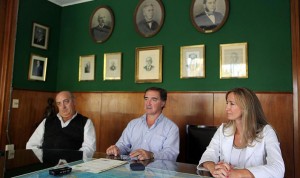 MONTEVIDEO (URUGUAY).- Los descendientes de víctimas del Titanic, Agustín Carrau (i), Ernesto Carrau (c) y Matilde Carrau (d) durante una entrevista este viernes 13 de abril, en Montevideo. La muerte de dos de sus miembros en elTitanic, el tío abuelo Francisco y su sobrino Pedro, dejó una huella imborrable en la familia uruguaya, una saga de comerciantes de origen catalán que recuerdan este viernes el centenario de la tragedia entre retratos en blanco y negro, cartas amarillentas, un enigmático reloj y un mar de incógnitas.