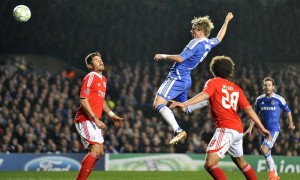 LONDRES (REINO UNIDO).- Fernando Torres del Chelsea en acción ante el Benfica durante un partido de la Liga de Campeones disputado este miércoles, en el Stamford Bridge en Londres. Chelsea ganó por 2-1.