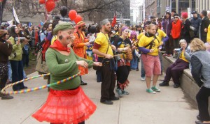 La marcha de este martes tuvo un carácter reivindicativo y festivo, con animación y batucadas a lo largo del recorrrido.