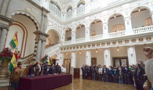 LA PAZ (BOLIVIA).- El presidente de Bolivia, Evo Morales, su vicepresidente, Álvaro García Linera, y su ministro de Trabajo, Daniel Santalla, participaron este martes 1 de mayo, en un acto oficial sobre el Día del Trabajo en el Palacio de Gobierno de La Paz. En la ceremonia Morales dispuso la expropiación de las acciones de Red Eléctrica Española en una empresa transportadora de energía en Bolivia.