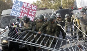 SANTIAGO DE CHILE (CHILE).- Un hombre disfrazado de asno (i) protesta este martes 1 de mayo, durante los didisturbios que se produjeron tras la marcha convocada por la Central Unitaria de Trabajadores por el centro de Santiago de Chile para celebrar el Día Internacional del Trabajo.