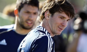BUENOS AIRES (ARGENTINA).- Los jugadores Lionel Messi (d) y Sergio Aguero son vistos este martes 29 de mayo, al finalizar una sesión de entrenamiento de la selección argentina en el predio de la Asociación de Fútbol de Argentina en Buenos Aires (Argentina). El seleccionado se prepara para enfrentar a Ecuador el 2 de junio por las eliminatorias sudamericanas para el mundial de Brasil 2014.