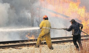 Bombero tratan de detener el avance de las llamas en Alberta que ya están llegando a algunas zonas pobladas.