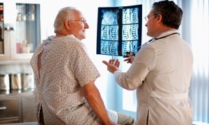 Según el Gobierno algunos médicos ganan más de dos millones de dólares al año y no se puede seguir manteniendo este gasto. Por su parte los doctores creen que estos recortes lo que afectara es el servicio que se presta.