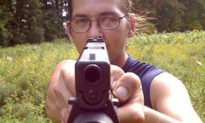 Nicolas Lacroix, está acusado de homicidio de una niña de dos años, pero el padre de la victima dice que todo fue un accidente, porque el arma se disparó cuando el supuesto criminal intentaba ayudar a su esposa.