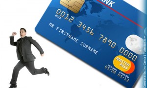 Ante una denuncia de cobro excesivo en el uso de tarjetas de créditos, la Corte revisa los costos que se están trasladando a los usuarios de estos servicios.