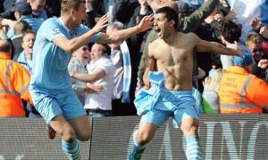MANCHESTER (REINO UNIDO).- El jugador argentino del Manchester City, Sergio Agüero (dcha), tras marcar el gol de la victoria en el partido de la Premier League entre el Manchester City y el Queens Park Rangers disputado en el estadio Etihad, en Manchester, Reino Unido, este domingo 13 de mayo.