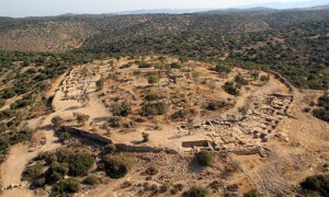 JERUSALÉN (ISRAEL).- Imagen facilitada por la universidad hebrea de Jerusalén que muestra el yacimiento arqueológico de Khirbet Qeiyafa, al sur de la ciudad de Beit Shemesh, donde según la Biblia tuvo lugar la batalla entre David y Goliat y donde han sido encontrados pequeños objetos de culto que han sido presentados este 8 de mayo a los medios por el profesor de la universidad hebrea Yosef Garfinkel. Se trata de pequeños objetos de culto datados en la era del rey David. Para el profesor Garfinkel este descubrimiento demuestra que determinados objetos de culto y sepúlcros ya existían antes de la construcción del templo de Salomón.