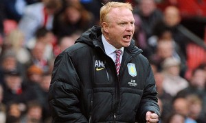 (MANCHESTER), REINO UNIDO.- Fotografía de archivo del entrenador del Aston Villa, Alex McLeish, durante un partido contra el Manchester United en Old Trafford, Manchester, Reino Unido, este 15 de abril de 2012. McLeish ha sido destituido como entrenador delAston Villa este lunes 14 de mayo, después de 11 meses en el cargo.