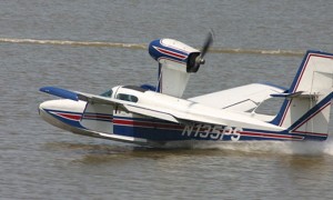 El pequeño avión que pilotaba por más de 30 años un experto piloto, cayó sobre uno de los lagos de Manitoba.