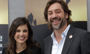 MADRID.- Javier Bardem posa junto a la actriz Elena Anaya, en la sede de la Academia de Cine. El actor, cuya carrera profesional le mantiene fuera de España desarrollando proyectos internacionales, como la última entrega de James Bond, ha hablado del segundo documental que produce, "Hijos de las nubes, la última colonia", donde reclama atención para la causa saharaui.