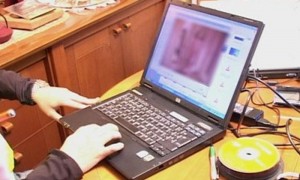 El profesor tenia entre los archivos de su computador una foto de un estudiante realizando actividades sexuales explicitas, pero él las había tomado del correo del joven.