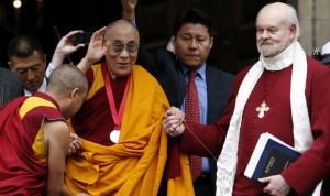 LONDRES (REINO UNIDO).-El DalaiLama (i), líder espiritual de los tibetanos, y el Obispo de Londres, Richard Chartre (d), salen de la catedral de San Pablo en Londres, Reino Unido, este lunes 14 de mayo.El Dalai Lama anunció que donará el premio Templeton, dotado con 1,3 millones de euros, a organizaciones sin ánimo de lucro para ayudar a niños en la India y profundizar en el estudio del budismo.ElDalai Lama, de 76 años, recibió hoy el galardón, dotado con 1,1 millones de libras (unos 1,3 millones de euros), en la catedral londinense de San Pablo en reconocimiento a su papel global a favor de la no violencia y la armonía de las religiones.