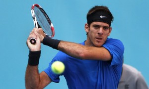 MADRID.- El tenista argentino Juan Martín del Potro tras golpear la pelota en su partido ante el alemán Florian Mayer este 8 de mayo, correspondiente a la primera ronda del Masters 1.000 de Madrid, que se disputa en las instalaciones de la Caja Mágica de la capital madrileña. Del Potro se impuso por 6-4 y 6-2.