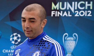 LONDRES (REINO UNIDO).- El entrenador del Chelsea, Roberto Di Matteo, llega a la rueda de prensa sobre la final de la Liga de Campeones, en la ciudad deportiva del Chelsea en Londes, Reino Unido, este martes 15 de mayo. El Chelsea se enfrentará al Bayern de Munich en la final de la Liga de Campeones el próximo 19 de mayo en Munich.