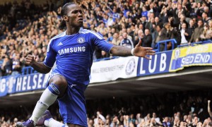 LONDRES (REINO UNIDO).- Fotografía de archivo fechada el 10 de marzo de 2012 del delantero marfileño del Chelsea Didier Drogbacelebrando un gol que marcó durante el partido de la Premier League inglesa de fútbol que enfrentó a su equipo contra el Stoke City en el estadio Stamford Bridge de Londres, Reino Unido. El Chelsea confirmó este martes 22, en su página web la marcha de Drogba, de 34 años, cuando finalice su contrato el próximo 30 de junio después de ocho años en el club "blue".