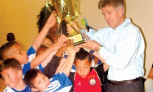 En las grandes finales del torneo infantil  "Copa Diario El Popular", llevadas a a cabo el pasado fin de semana, nuestro director don Eduardo Urueña, entrega el trofeo de campeón a los pequeños jugadores del “El Salvador" de la categoria 2005-2006. (Foto Pedro Briceño).