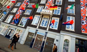 AMSTERDAM (HOLANDA).- Imagen distribuida tomada un día antes que muestra un edificio decorado con banderas de diferentes países en la calle Prins Hendrikkade de Amsterdam, Holanda, de cara la próxima celebración de la Eurocopa 2012.