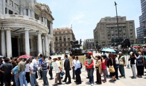 CIUDAD DE MÉXICO (MÉXICO).- Cientos de personas esperan afuera del Palacio de Bellas Artes este miércoles 16 de mayo, durante un homenaje al cuerpo del escritor Carlos Fuentes en Ciudad de México. Fuentes murió este 15 de mayo en la capital mexicana.