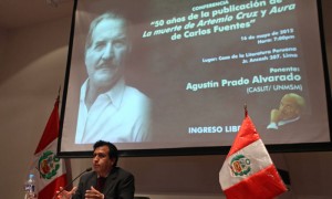 LIMA (PERÚ).- El profesor Agustín Prado, de la Universidad Mayor de San Marcos, ofrece una conferencia en homenaje póstumo al escritor mexicano Carlos fuentes y por los 50 años de la publicación de sus novelas "La muerte de Artemio Cruz" y "Aura" en Lima (Perú).