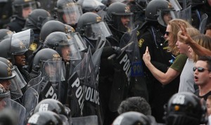 La policía acorrala a los protestantes en el cruce de Spadina Avenue con Queen Street, el 2010 en Toronto.
