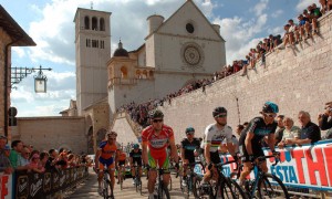 ASSISI (ITALIA).-El pelotón de ciclistas pedalea durante la décima etapa del Giro de Italia, disputada entre Civitavecchia y Assisi, sobre 187 kilómetros, este martes 15 de mayo.