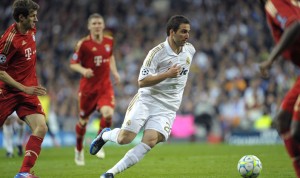 MADRID.- El delantero argentino del Real Madrid Gonzalo Higuaín (c) controla el balón entre los jugadores del Bayern de Munich, durante el partido, correspondiente a la vuelta de las semifinales de la Liga de Campeones, que se disputó en el estadio Santiago Bernabéu, en Madrid.