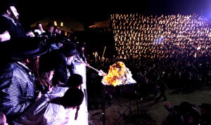 JERUSALÉN (ISRAEL).- Judíos ultraortodoxos permanecen sentados alrededor de una hoguera durante la conmemoración del festival judío Lag Ba'omer, en Jerusalén, Israel. El día marca el aniversario de la muerte de un famoso sabio unos 1.800 años atrás, y los secretos de la 'cábala' o misticismo judío fueron revelados.