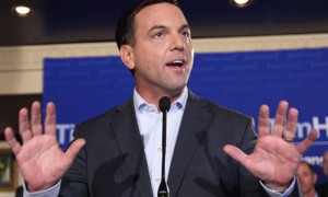 El conservador Tim Hudak habla durante una intervención pública. Foto cortesía de The National Post.
