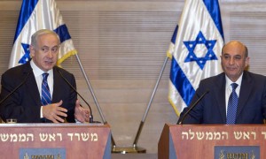JERUSALÉN (ISRAEL).- El primer ministro israelí, Benjamín Netanyahu (i) y el líder del principal partido de la oposición Kadima, Shaul Mofaz (d), durante una rueda de prensa conjunta en el Knesset (Parlamento) en Jerusalén, Israel, este martes 08 de mayo. Netanyahu y el principal partido de la oposición Kadima, han logrado un acuerdo para formar un gobierno de coalición que evitará la convocatoria de elecciones anticipadas. De acuerdo a los términos del acuerdo, Kadima, el partido más votado en las elecciones de 2009 con 28 escaños (entonces de la mano de Tzipi Livni), pero que no formó Gobierno, entra en la coalición de Gobierno y se compromete a apoyar sus políticas.
