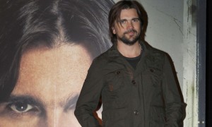 MADRID.- El cantante colombiano Juanes posa con motivo de la salida al mercado de su primer disco grabado en vivo, "Juanes MTV Unplugged".