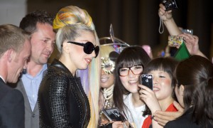 TOKIO (JAPÓN).- La cantante norteamericana Lady Gaga saluda a sus fans al llegar al aeropuerto internacional de Tokio, Narita, al este de Japón, este martes 8 de mayo. Lady Gaga dará tres conciertos en Japón durante su gira asiática.