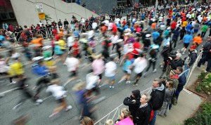 Los corredores circulan por University Avenue en la maratón del 2011.