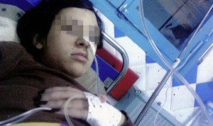 (TANGER) MARRUECOS.- Fotografía cedida por la familia de Safae, la niña marroquí de 14 años forzada por la Justicia a casarse con el hombre que la violó y la dejó embarazada. En la imagen, tomada en el hospital Mohamed V de Tánger, Safae tras su intento de suicidio.