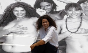GUADALAJARA (MÉXICO).- La candidata a diputada federal, la mexicana Natalia Juárez, posa este lunes 7 de mayo, con la publicidad de su campaña, en Guadalajara. Juárez, del izquierdista Partido de la Revolución Democrática, posó semidesnuda para el anuncio que busca llevarla a la Cámara de Diputados de México.