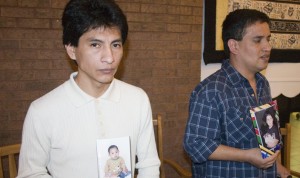 LONDON, Ontario.- Los trabajadores peruanos Javier Aldo Medina (i) y Juan José Ariza (d), dos de los supervivientes del accidente de tránsito en el que en febrero de este año murieron 11 personas, 10 de ellos trabajadores latinoamericanos, en Ontario, asistieron a una rueda de prensa en London en la que uno de los principales sindicatos de Canadá entregó 200.000 dólares canadienses para las familias de las víctimas y los supervivientes del accidente.