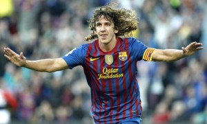 MADRID.- Fotografía de archivo del capitán del FC Barcelona, Carles Puyol, tras marcar un gol al Málaga en el partido de Liga. Puyol no podrá jugar la final de Copa ante el Athletic del próximo 25 de mayo a causa de unas molestias en la rodilla derecha que le obligarán a ser intervenido y estar de baja durante seis semanas. Según han anunciado los servicios médicos del club catalán,Puyol se quejó de problemas físicos tras el partido ante el Espanyol y después de pasar una serie de pruebas, el jugador tendrá que someterse a una artroscopia.