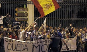 MADRID.- Aficionados del Real Madrid celebran este miércoles en la madrileña plaza de Cibeles, la consecución del campeonato de liga de primera división del equipo blanco, tras vencer al Ath. de Bilbao por 3-0, en el encuentro disputado en el estadio bilbaino de San Mamés.