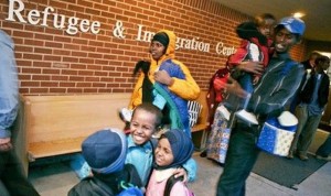 Centenares de refugiados llegan diariamente a Canadá, ante lo cual el Ministro de Inmigración pretende reformar la Ley de refugiados para hacerla más dura y exigente.