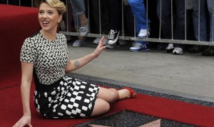 LOS ÁNGELES (CA, EEUU).- La actriz estadounidense Scarlett Johansson posa este miércoles 2 de mayo, junto a su estrella en el Paseo de la Fama de Hollywood, en Los Ángeles, California (EEUU). En el acto estuvo acompañada por familiares y amigos y tuvo como estrella invitada a su compañero de reparto en "The Avengers" Jeremy Renner.