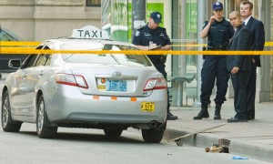 La policía investiga el accidente mortal entre un taxista y un joven 'skater'. Foto cortesía de Toronto Sun.