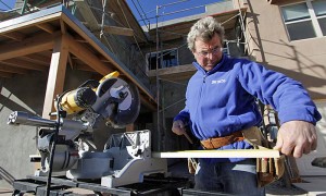 La construcción de casas y edificios en Canadá siguen a buen ritmo, generando mucho trabajo y buenos negocios.