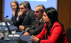 MONTEVIDEO (URUGUAY).- (De izquierda a derecha) La Directora Regional del Banco Mundial, Penélope Brook, el Presidente del Banco Central de Uruguay, Mario Bergara, el ministro interino de Economía Luis Porto, y la Directora Representante de CAF en Uruguay, Gladis Genua, durante su participación en la conferencia sobre "Desarrollo del Sistema Financiero en América Latina y el Caribe", este martes 22 de mayo de 2012, en Montevideo. Los expertos advirtieron sobre los "problemas" que "se mantienen" en la región para el acceso a fuentes de financiación y a los servicios financieros, entre otros, a pesar de la bonanza económica que vive Latinoamérica.